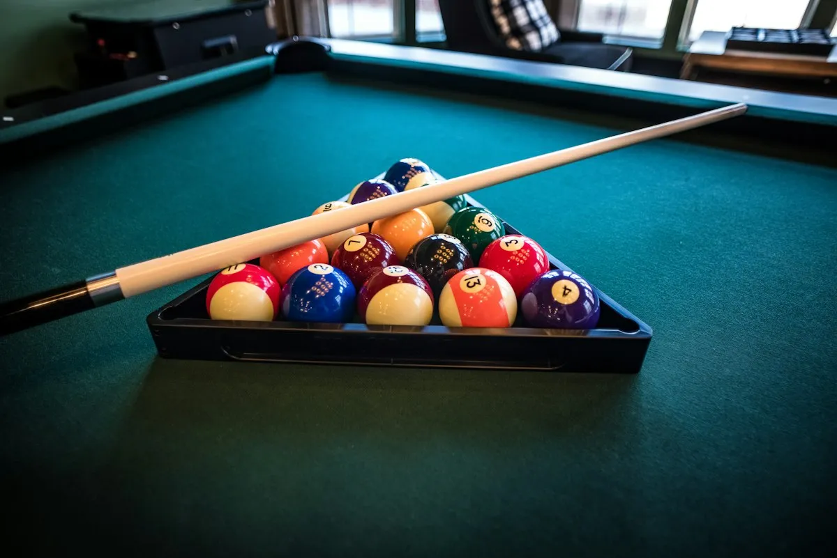 Bilardo topları ve baston