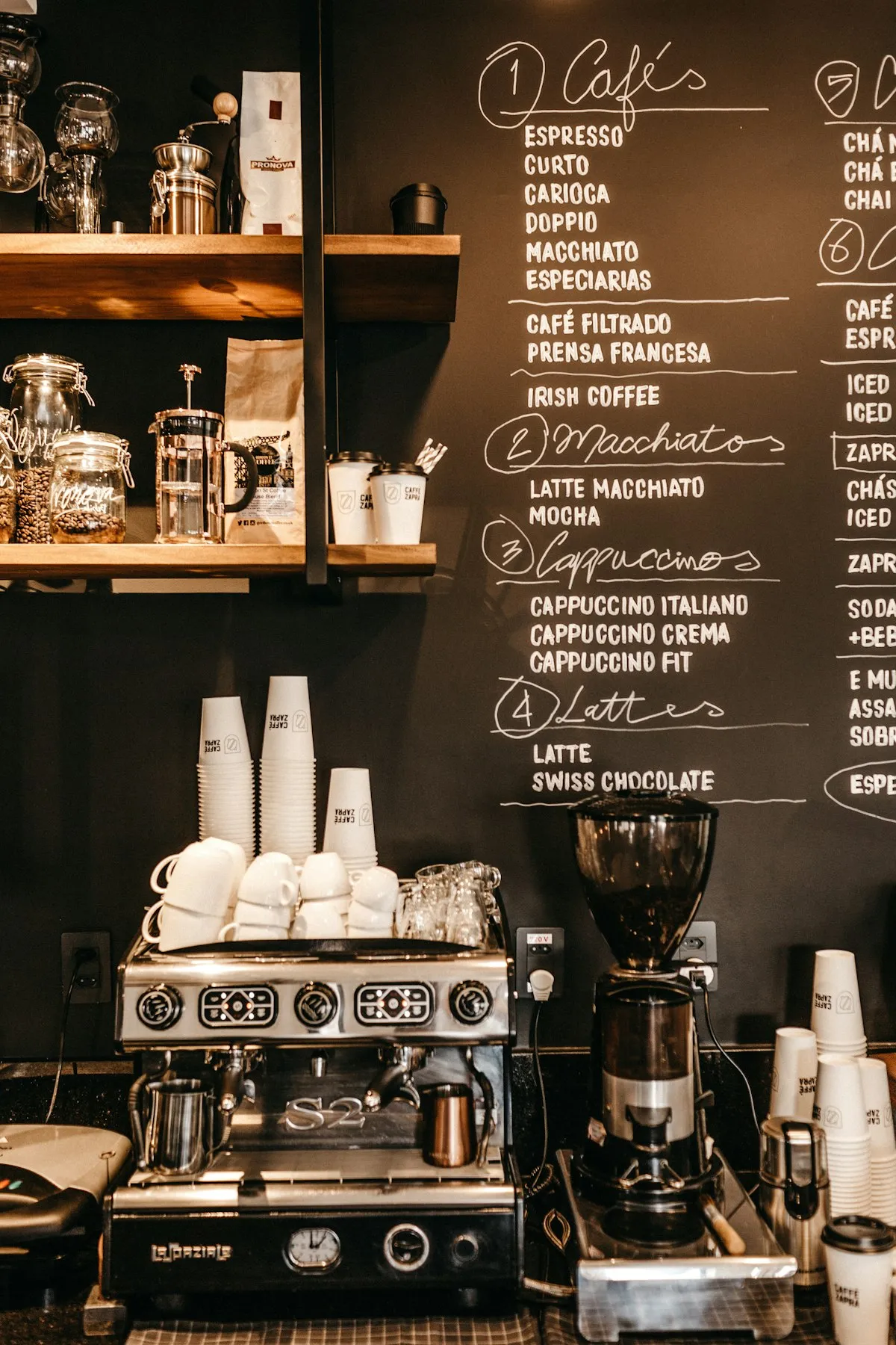 Espresso makinesi ve menü tahtası