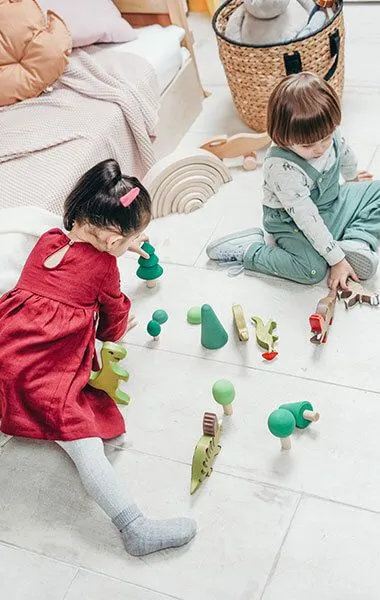 Oyuncaklarla oynayan çocuklar