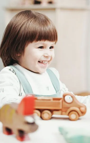 Atölyede oyun oynayan çocuk